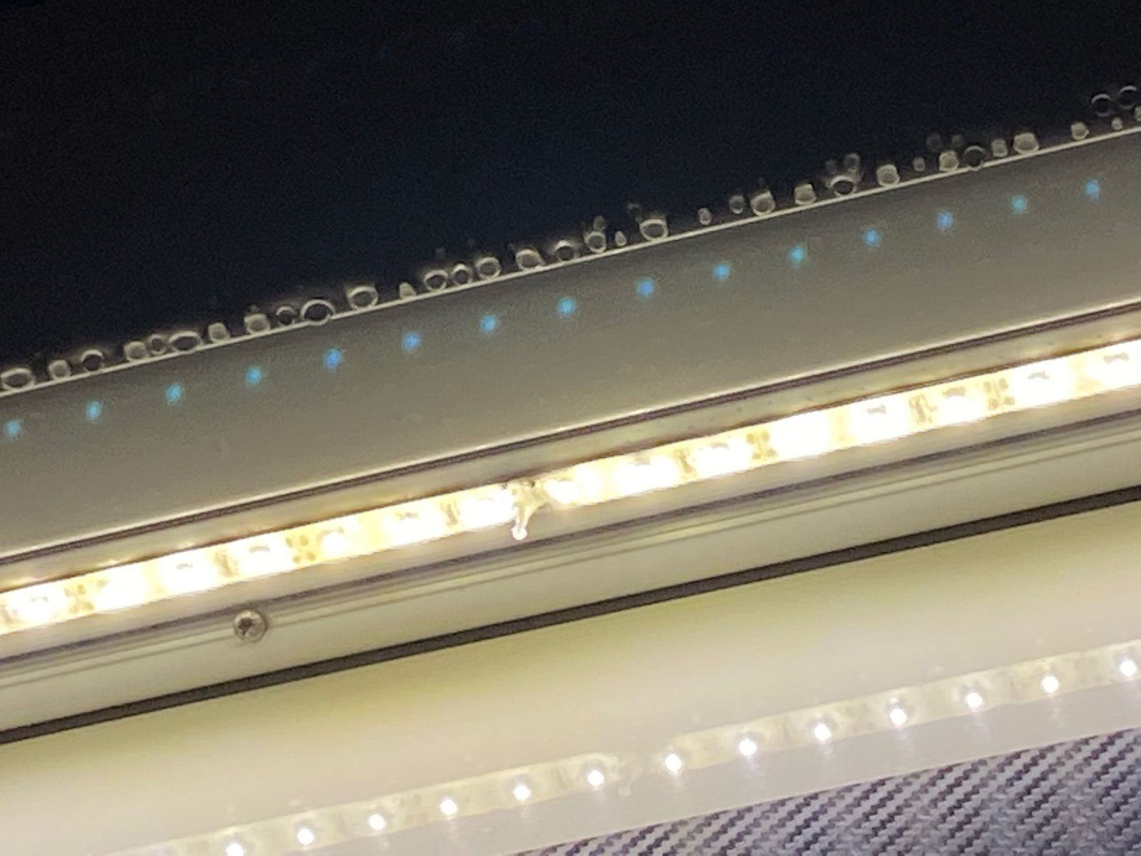 LED-Leuchtstreifen an Markise - Elektrik -  - Die  markenunabhängige Plattform für Freunde großer Reisemobile.